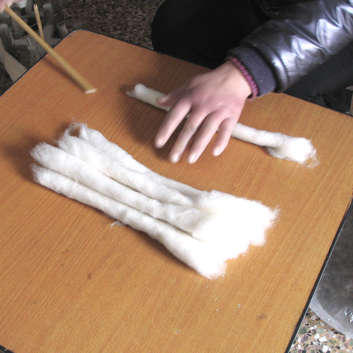 綿のかたまり「じんき」の作成。紡ぐための準備です。